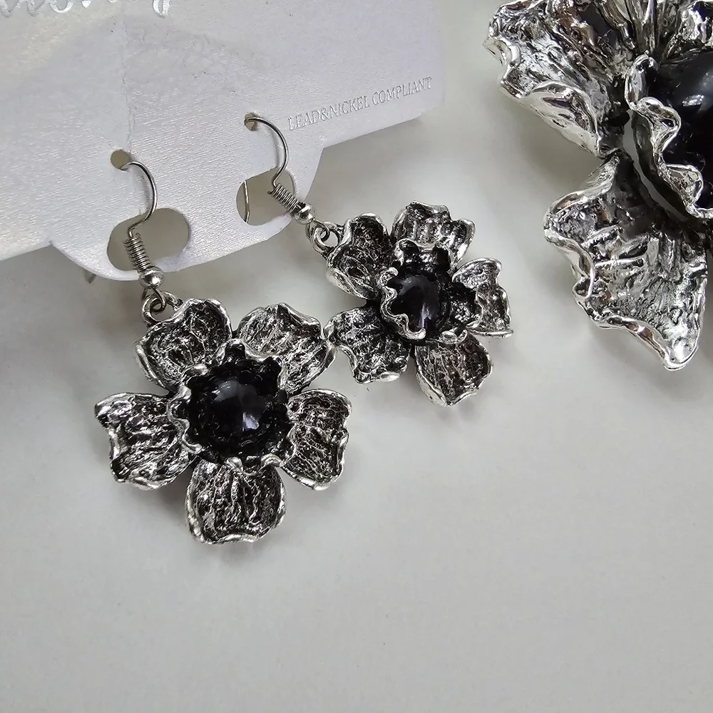 NWT Black Antique Silver Metal Flower Pendant Faux Leather Necklace Set